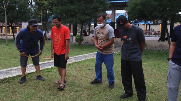 Excitação Diversos Jovens Multirraciais Mãos Dadas Atividades Engraçadas Jogo Equipe — Fotografia de Stock