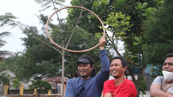 Emoción Diversos Jóvenes Multirraciales Tomados Mano Participando Divertidas Actividades Juego — Foto de Stock