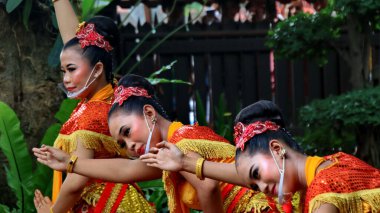 Fotoğraf dokümanları, Cava geleneksel dansçısı, dans eden batik dansı, Pekalongan, Endonezya, 26 Kasım 2021