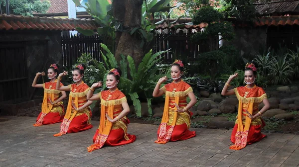 写真資料 ジャワの伝統舞踊家 バティックダンス ペカロンガン インドネシア 2021年11月26日 — ストック写真