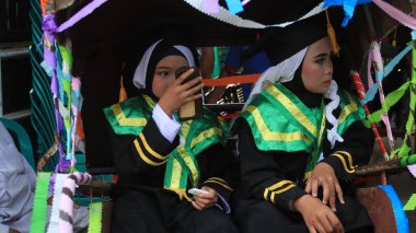 Belge fotoğrafı, Kur 'an, Batang, Endonezya' dan mezun olduktan sonra 25 Mart 2022 'de Taman Pendidikan Kuran öğrencilerinin geçit töreni.