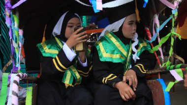 Belge fotoğrafı, Kur 'an, Batang, Endonezya' dan mezun olduktan sonra 25 Mart 2022 'de Taman Pendidikan Kuran öğrencilerinin geçit töreni.