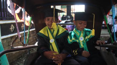 Belge fotoğrafı, Kur 'an, Batang, Endonezya' dan mezun olduktan sonra 25 Mart 2022 'de Taman Pendidikan Kuran öğrencilerinin geçit töreni.