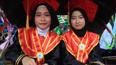 Belge fotoğrafı, Kur 'an, Batang, Endonezya' dan mezun olduktan sonra 25 Mart 2022 'de Taman Pendidikan Kuran öğrencilerinin geçit töreni.