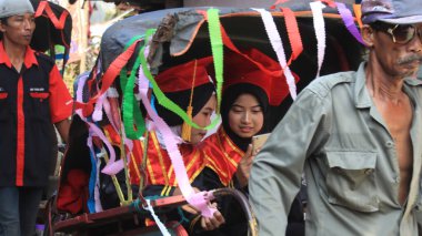 Belge fotoğrafı, Kur 'an, Batang, Endonezya' dan mezun olduktan sonra 25 Mart 2022 'de Taman Pendidikan Kuran öğrencilerinin geçit töreni.