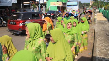 Belge fotoğrafı, Kur 'an, Batang, Endonezya' dan mezun olduktan sonra 25 Mart 2022 'de Taman Pendidikan Kuran öğrencilerinin geçit töreni.