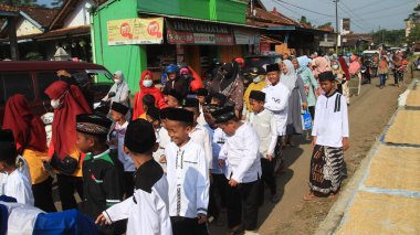 Belge fotoğrafı, Kur 'an, Batang, Endonezya' dan mezun olduktan sonra 25 Mart 2022 'de Taman Pendidikan Kuran öğrencilerinin geçit töreni.