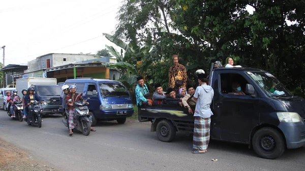 Φωτογραφία Ενός Κατοίκου Λαμβάνοντας Ένα Φορτηγό Για Ταξιδέψει Batang Ινδονησία — Φωτογραφία Αρχείου
