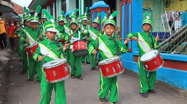 Yeşil Üniformalı Bando Yürüyüşü Batang Endonezya Yolunda Maret 2022 — Stok fotoğraf