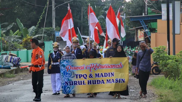 Marschera Band Parad Grön Uniform Utför Vägen Batang Indonesien Maret — Stockfoto