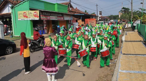Marchando Desfile Banda Uniforme Verde Realizando Estrada Batang Indonésia Maret — Fotografia de Stock