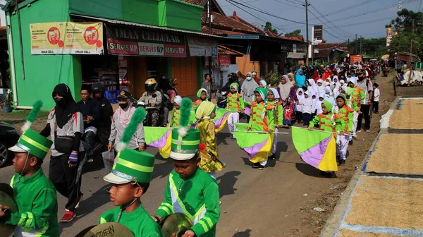 Marching Band Parade Groen Uniform Optredend Weg Batang Indonesia Maret — Stockfoto
