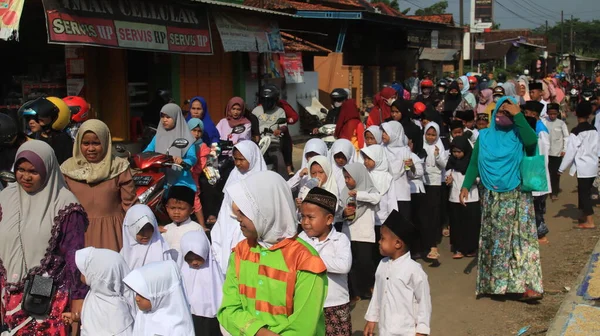 Marching Band Parade Groen Uniform Optredend Weg Batang Indonesia Maret — Stockfoto