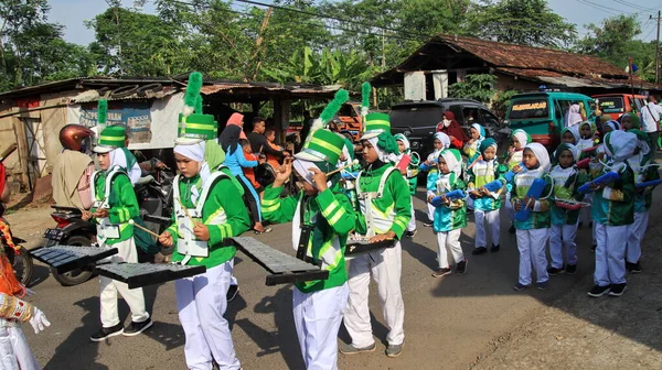 Yeşil Üniformalı Bando Yürüyüşü Batang Endonezya Yolunda Maret 2022 — Stok fotoğraf
