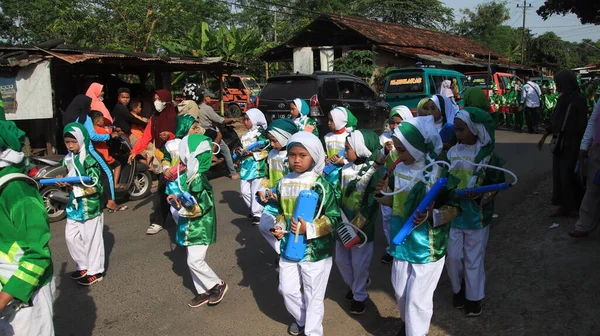 Marching Band Parade Green Uniform Performing Road Batang Indonesia Maret — 스톡 사진