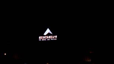 Doğada macera malzemeleri satan Eiger dükkanının logosu, gece çekilmiş, Pekalongan Endonezyası, 24 Nisan 2022