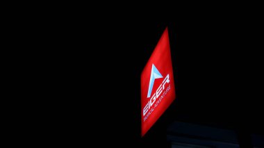Doğada macera malzemeleri satan Eiger dükkanının logosu, gece çekilmiş, Pekalongan Endonezyası, 24 Nisan 2022