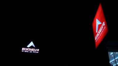 Doğada macera malzemeleri satan Eiger dükkanının logosu, gece çekilmiş, Pekalongan Endonezyası, 24 Nisan 2022