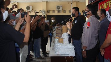 Polis Petasan 'ı ya da havai fişek dinamit satıcısını tutukladı. Geleneksel kağıt rulo havai fişeklerden yapılmış Pekalongan Endonezyası, 29 Nisan 2022