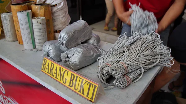 警方逮捕了Petasan或爆竹炸药销售商 2022年4月29日印度尼西亚Pekalongan纸卷传统爆竹 — 图库照片