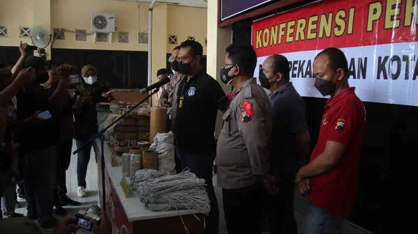 Polis Petasan 'ı ya da havai fişek dinamit satıcısını tutukladı. Geleneksel kağıt rulo havai fişeklerden yapılmış Pekalongan Endonezyası, 29 Nisan 2022