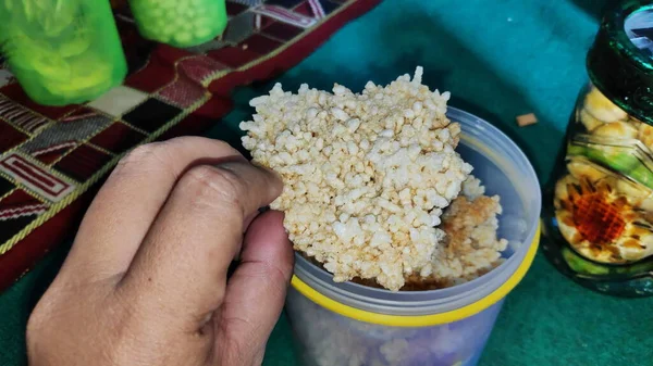 灵参是一种由圆形粘性大米制成的厚实的传统饼干 来自印度尼西亚的小吃选择性聚焦图像 — 图库照片