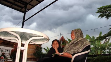 Neşeli Müslüman Kadın ve Küçük Kızı, sohbet ve şakalaşma, aile içi çocukluk