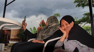 Neşeli Müslüman Kadın ve Küçük Kızı, sohbet ve şakalaşma, aile içi çocukluk