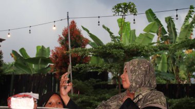 Neşeli Müslüman Kadın ve Küçük Kızı, sohbet ve şakalaşma, aile içi çocukluk