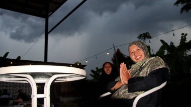 Neşeli Müslüman Kadın ve Küçük Kızı, sohbet ve şakalaşma, aile içi çocukluk