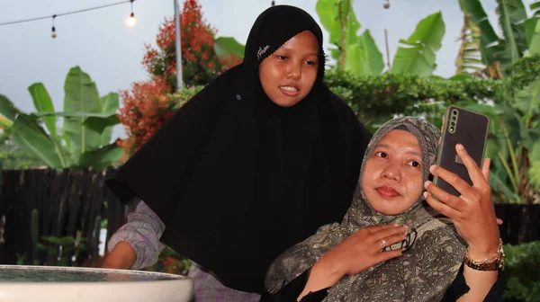 이슬람 아가씨와 그녀의 가족같은 — 스톡 사진