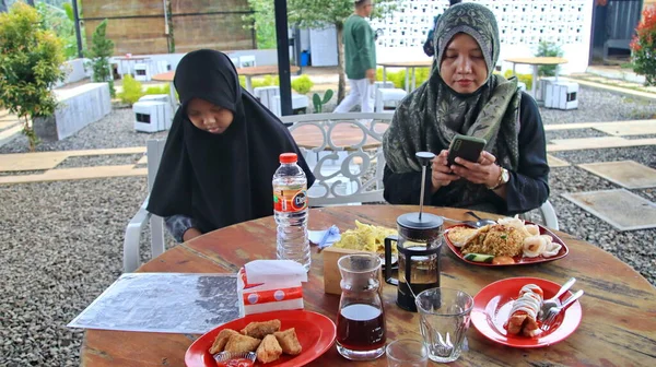 Vrolijke Moslimdame Haar Dochtertje Kletsen Grappen Maken Familiale Jeugd Batang — Stockfoto