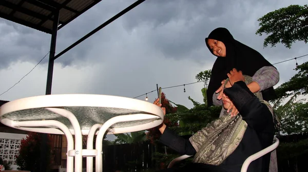 Fröhliche Muslima Und Ihre Kleine Tochter Plaudernd Und Scherzend Familiäre — Stockfoto