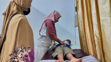 Çocuk hasta, annesi Pekalongan, Endonezya 'da 17 Mayıs 2022' de doktora gitmiş.