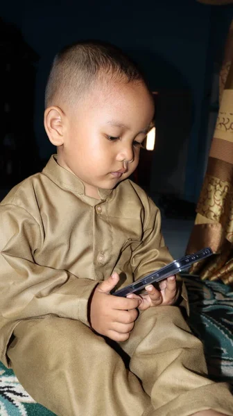 Liebenswerter Kleiner Junge Der Mit Dem Smartphone Sitzt Das Telefon — Stockfoto