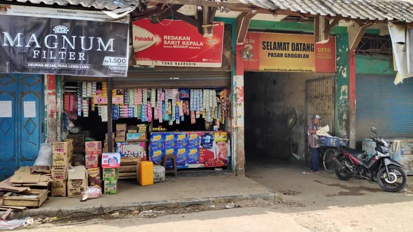 Geleneksel Endonezya pazarlarında satıcı ve alıcılar, Pekalongan, Endonezya, 16 Mayıs 2022