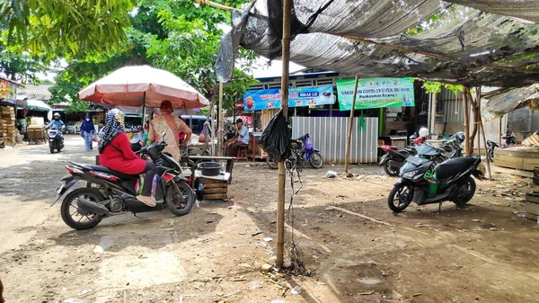 Geleneksel Endonezya pazarlarında satıcı ve alıcılar, Pekalongan, Endonezya, 16 Mayıs 2022