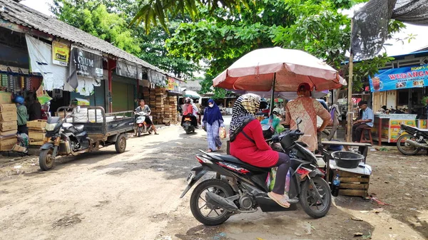 Geleneksel Endonezya pazarlarında satıcı ve alıcılar, Pekalongan, Endonezya, 16 Mayıs 2022