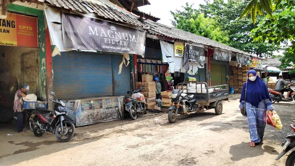 Geleneksel Endonezya pazarlarında satıcı ve alıcılar, Pekalongan, Endonezya, 16 Mayıs 2022