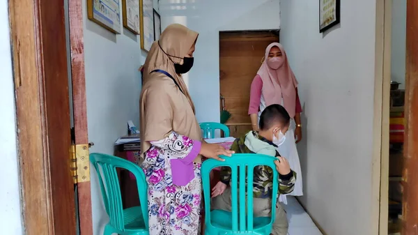 男孩与母亲一起看医生 印度尼西亚Pekalongan 2022年5月17日 — 图库照片