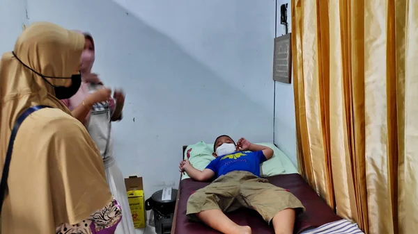 Çocuk Hasta Annesi Pekalongan Endonezya Mayıs 2022 Doktora Gitmiş — Stok fotoğraf