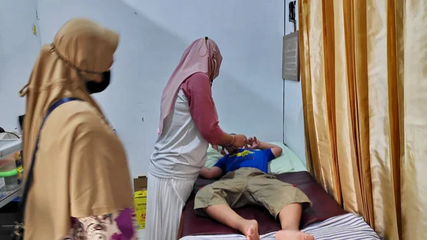 Çocuk hasta, annesi Pekalongan, Endonezya 'da 17 Mayıs 2022' de doktora gitmiş.