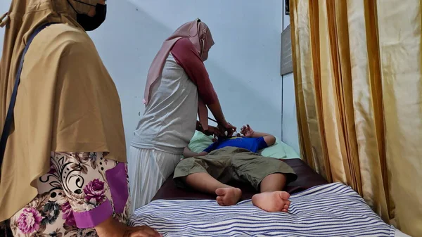 Bambino Paziente Visita Medico Con Madre Pekalongan Indonesia Maggio 2022 — Foto Stock