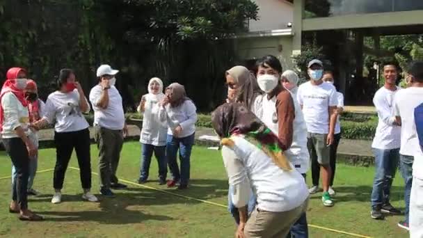 Grupo Personas Jugando Juntas Patio Recreo Salatiga Indonesia Diciembre 2021 — Vídeo de stock