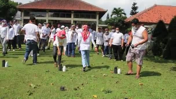 一群人在操场上玩耍 印度尼西亚萨拉蒂加 2021年12月11日 — 图库视频影像