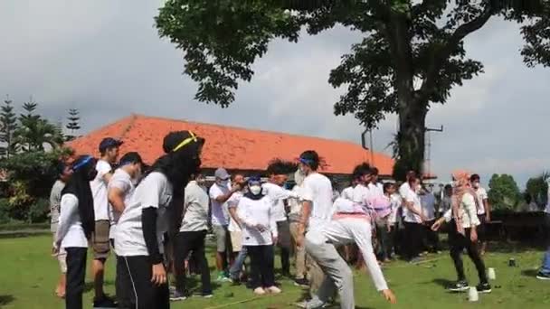 Skupina Lidí Kteří Spolu Hrají Hřišti Salatiga Indonésie Prosince 2021 — Stock video