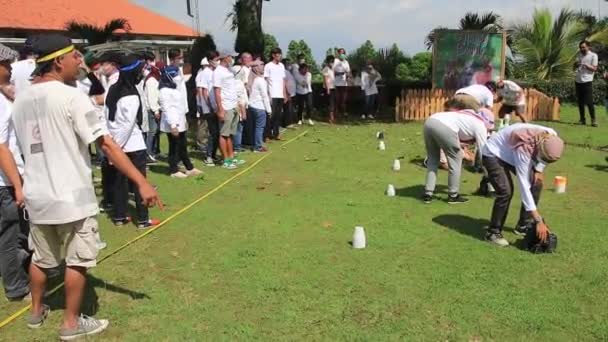 Groep Mensen Die Samen Spelen Speelplaats Salatiga Indonesië December 2021 — Stockvideo