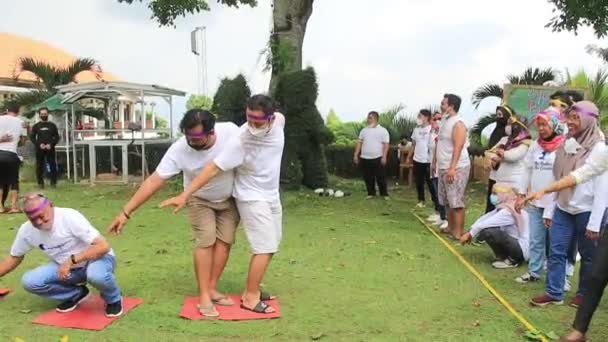 Grupo Pessoas Brincando Juntas Playground Salatiga Indonésia Dezembro 2021 — Vídeo de Stock