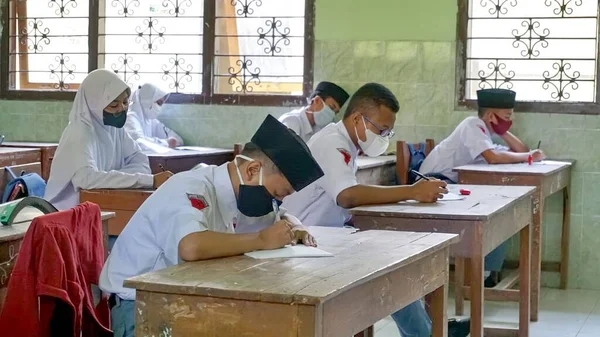 由于眼镜蛇出现紧急情况 学生带着口罩作笔记 2022年4月9日 印度尼西亚Pekalongan — 图库照片