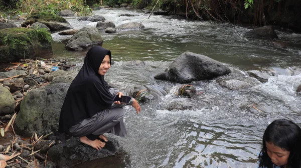 Turistas Brincando Água Belo Rio Dia Ensolarado Verão Malang Indonesia — Fotografia de Stock
